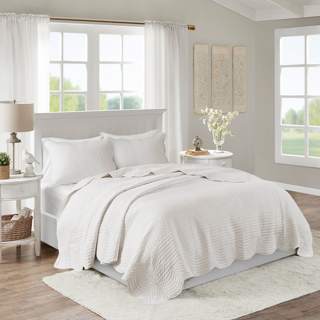GDFStudio More 3 Piece Reversible Scalloped Edge Microfiber Quilt Bedding Sets, White, King/Cal King